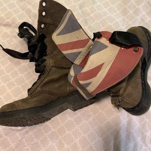 Dr. Marten “12 holes with flag lining” and black satin laces.